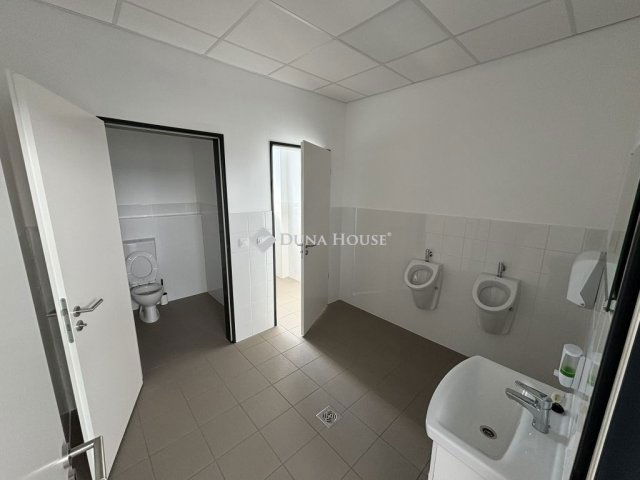 Eladó ipari ingatlan, Komáromban 411.7 M Ft / költözzbe.hu