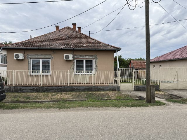 Eladó családi ház, Jászladányon 12 M Ft, 3 szobás