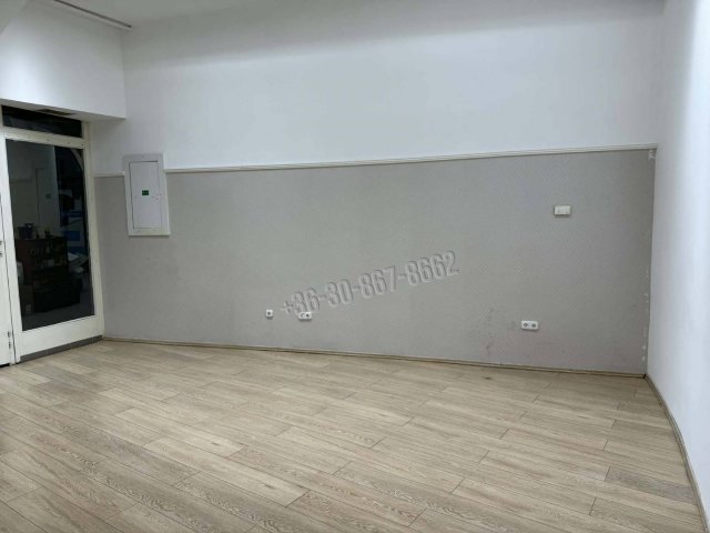 Eladó üzlethelyiség, Dunaújvárosban 18 M Ft, 1+1 szobás