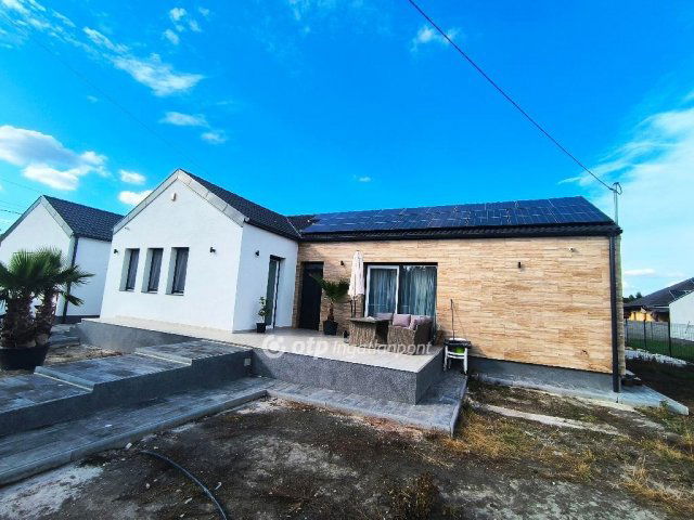 Eladó családi ház, Százhalombattán 149.999 M Ft, 3 szobás