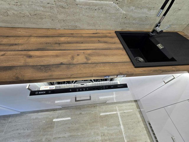 Eladó családi ház, Szegeden 150 M Ft, 5 szobás