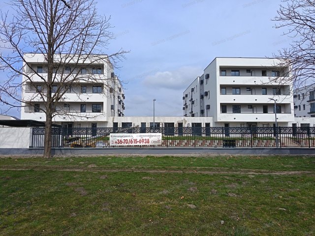 Eladó téglalakás, Komáromban 37.4 M Ft, 2 szobás