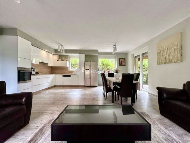 Eladó családi ház, Pécsett 250 M Ft, 9 szobás