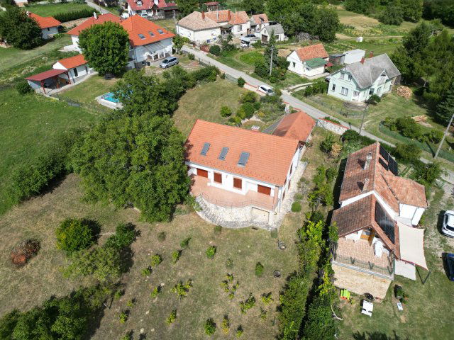 Eladó családi ház, Rezin 146.3 M Ft, 2 szobás