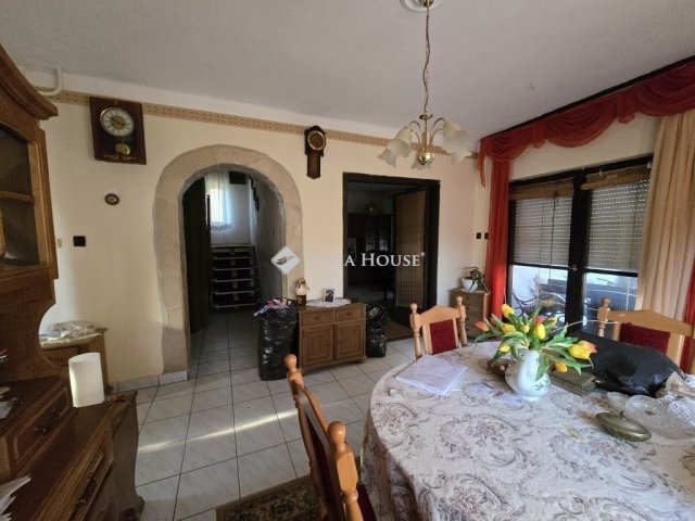 Eladó családi ház, Pécsett 66.9 M Ft, 5 szobás