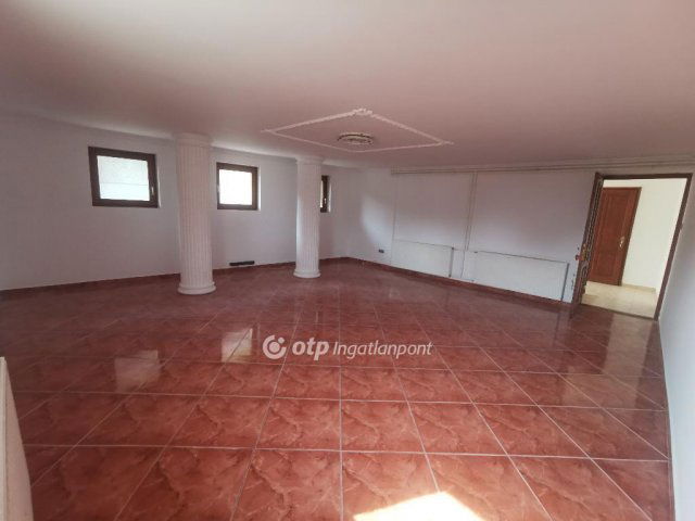 Eladó családi ház, Baján 62.1 M Ft, 5 szobás