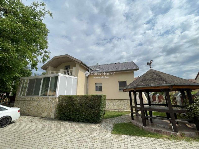 Eladó családi ház, Sárváron 209.99 M Ft, 9 szobás