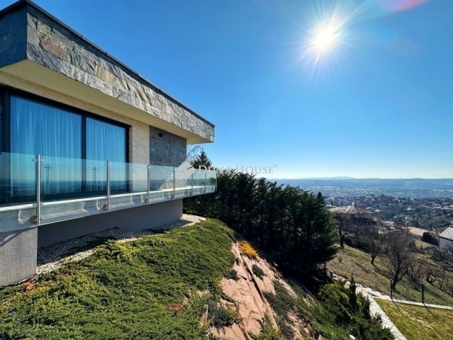 Eladó családi ház, Pécsett 425 M Ft, 4 szobás