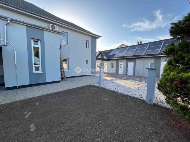 Eladó családi ház, Vecsésen 340 M Ft, 12 szobás