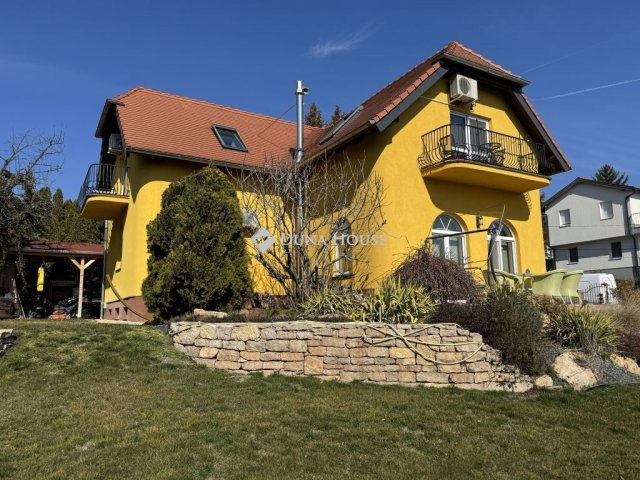 Eladó családi ház, Balatonfüreden 399.9 M Ft, 6 szobás