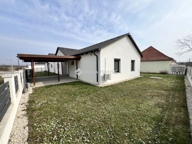 Eladó ikerház, Veszprémben 136 M Ft, 4 szobás