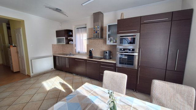 Eladó téglalakás, Győrött 68.4 M Ft, 3 szobás