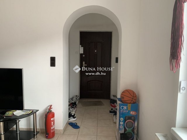 Eladó családi ház, Vecsésen 299.9 M Ft, 13 szobás