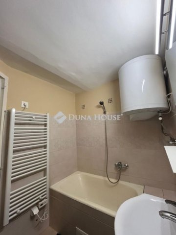 Eladó téglalakás, Pécsett 32 M Ft, 1 szobás