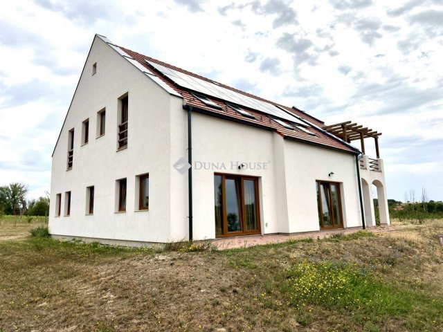 Eladó családi ház, Pécselyen 299 M Ft, 6 szobás