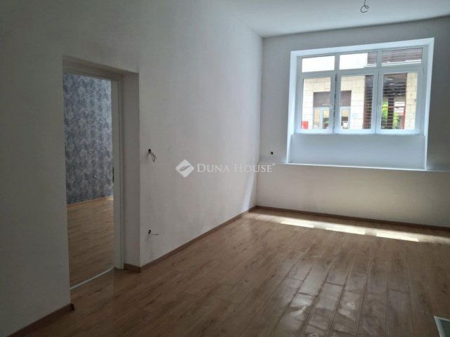 Eladó téglalakás, Budapesten, VI. kerületben 64.9 M Ft, 3 szobás