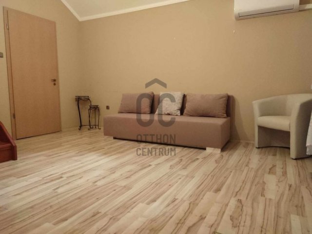 Eladó családi ház, Komáromban 105 M Ft, 8 szobás