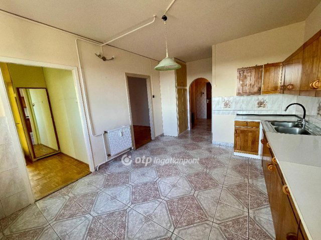 Eladó panellakás, Debrecenben 69.9 M Ft, 3 szobás