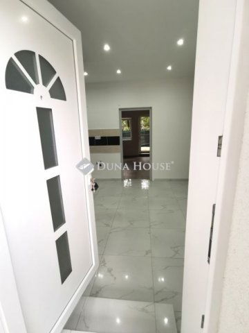 Eladó téglalakás, Esztergomban 23.9 M Ft, 1 szobás