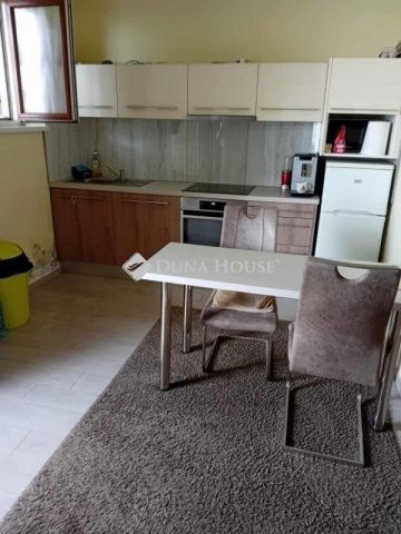 Eladó téglalakás, Pécsett 79.9 M Ft, 3 szobás