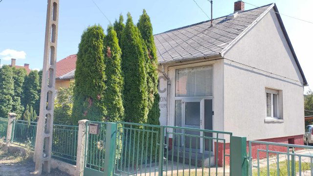 Eladó családi ház, Halimbán 31.9 M Ft, 3 szobás