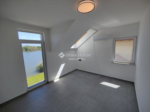 Eladó nyaraló, Szigetbecsén 199.9 M Ft, 4 szobás