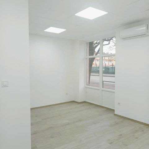 Kiadó üzlethelyiség, Szolnokon 150 E Ft / hó, 1 szobás