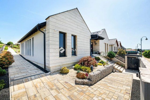 Eladó családi ház, Etyeken 367 M Ft, 5 szobás