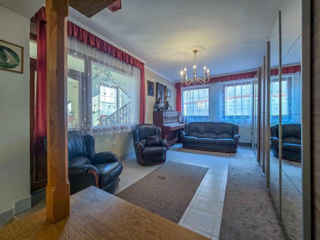 Eladó családi ház, Sopronban 198 M Ft, 8+1 szobás