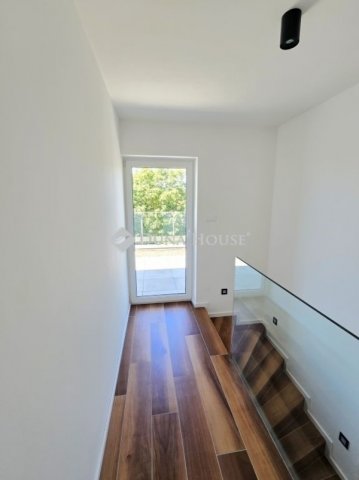 Eladó téglalakás, Pécsett 190 M Ft, 4 szobás