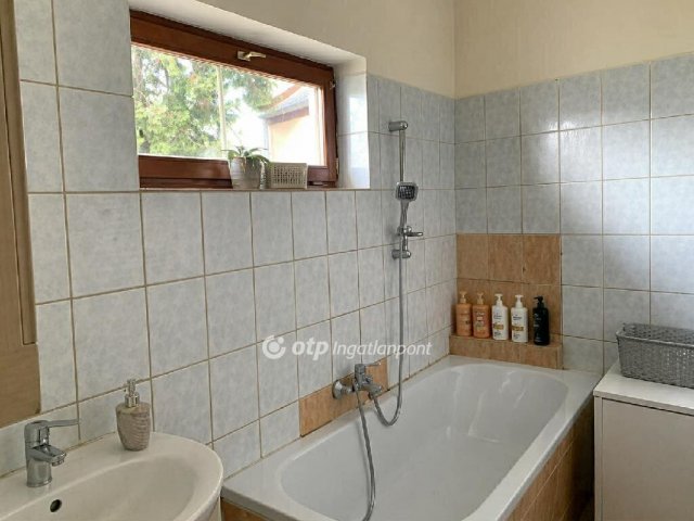 Eladó családi ház, Vecsésen 94 M Ft, 4 szobás