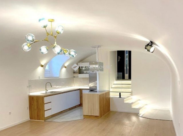 Eladó téglalakás, Pécsett 67.9 M Ft, 3 szobás