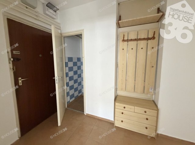 Eladó panellakás, Kecskeméten 68.8 M Ft, 3 szobás