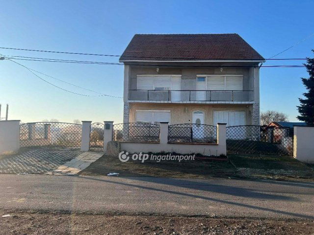 Eladó családi ház, Szentlőrinckátán 59.9 M Ft, 5+1 szobás