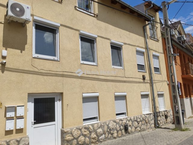 Eladó téglalakás, Pécsett, Major utcában 75 M Ft, 4 szobás