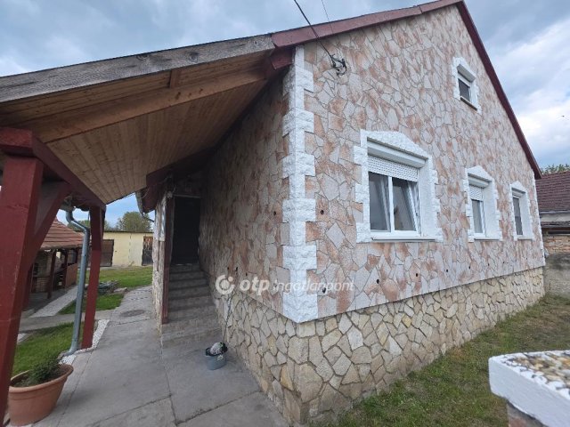 Eladó családi ház, Devecseren 58.99 M Ft, 3+1 szobás