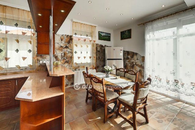 Eladó családi ház, Csomádon 155 M Ft, 4 szobás