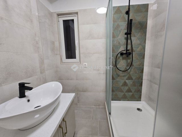 Eladó téglalakás, Pécsett 69.9 M Ft, 3 szobás