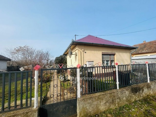 Eladó családi ház, Bujon 10 M Ft, 2 szobás
