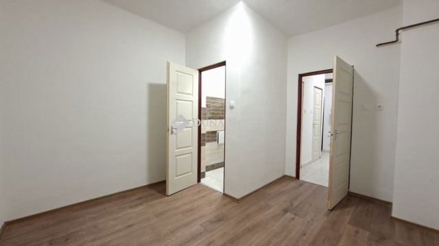 Eladó téglalakás, Komlón 16.9 M Ft, 1+1 szobás