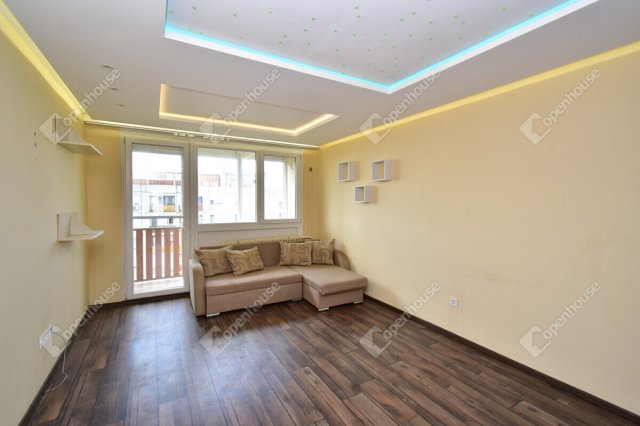 Eladó panellakás, Szegeden 54.999 M Ft, 3 szobás