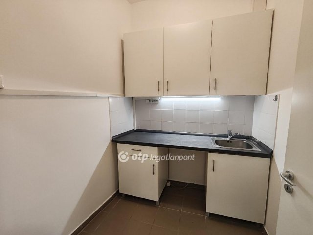 Kiadó üzlethelyiség, Szolnokon 480 E Ft / hó