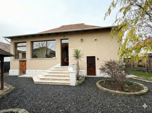 Eladó családi ház, Cegléden 146.8 M Ft, 4 szobás