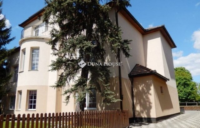 Eladó családi ház, Vecsésen 395 M Ft, 8 szobás