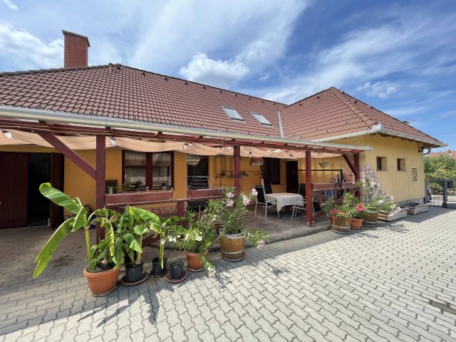 Eladó családi ház, Dunaújvárosban 98 M Ft, 4 szobás