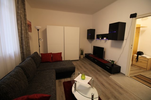 Kiadó téglalakás, albérlet, Pécsett 140 E Ft / hó, 1 szobás