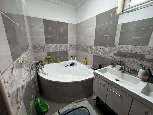 Eladó családi ház, Hosszúpályin 39.999 M Ft, 4 szobás