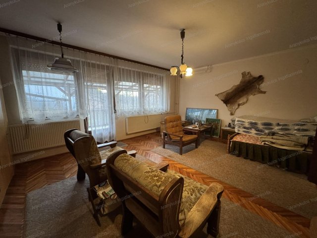 Eladó téglalakás, Gyulán 65 M Ft, 6 szobás