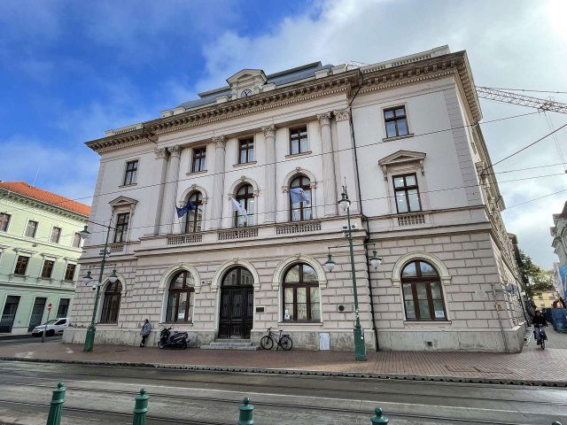 Kiadó ipari ingatlan, Szegeden, Klauzál téren 304 E Ft / hó