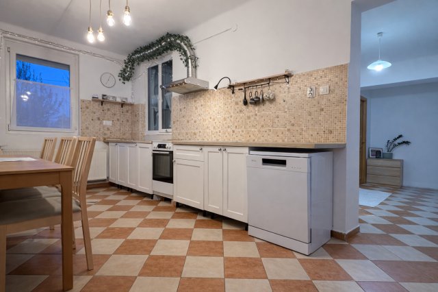 Eladó családi ház, Tatán 150 M Ft, 8 szobás